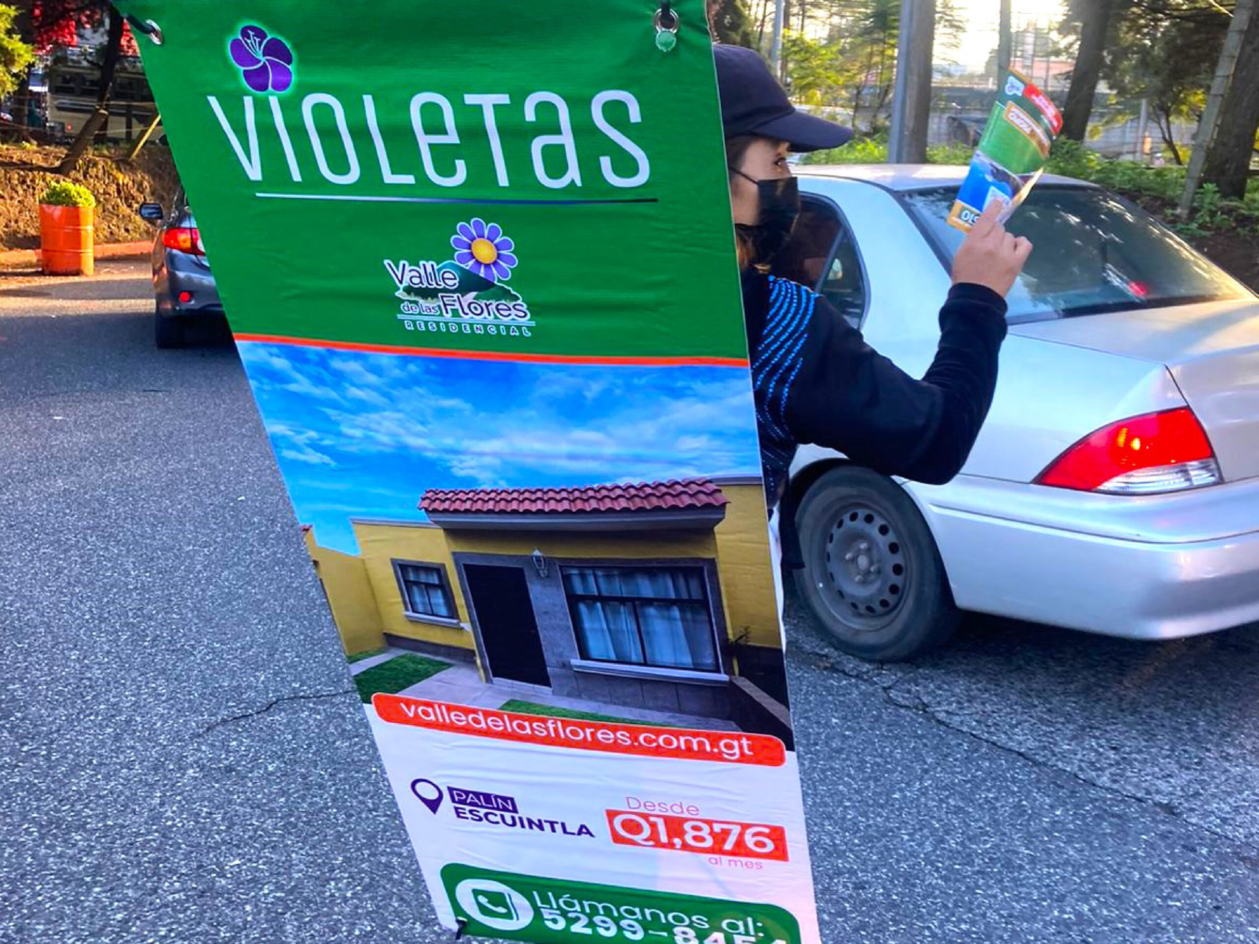 Activación de Marca / Volanteo Banner Man / Violetas